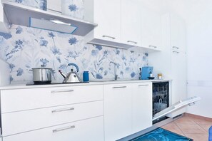 Fridge, dishwasher, toaster, ice maker - GuestHost - Charming 60 sqm apartment, ideal for up to 3 people, located on the first floor of a building without an elevator.The property is located in Pozzuoli, in a strategic position that allows easy access to the city center and the metro and train  (Pozzuoli)