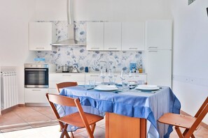 Réfrigérateur, lave-vaisselle, grille-pain, distributeur de glaçons