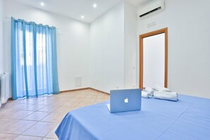 1 bedroom, iron/ironing board - GuestHost - Charming 60 sqm apartment, ideal for up to 3 people, located on the first floor of a building without an elevator.The property is located in Pozzuoli, in a strategic position that allows easy access to the city center and the metro and train  (Pozzuoli)