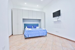 1 chambre, fer et planche à repasser