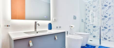 Bruser, bidet, håndklæder