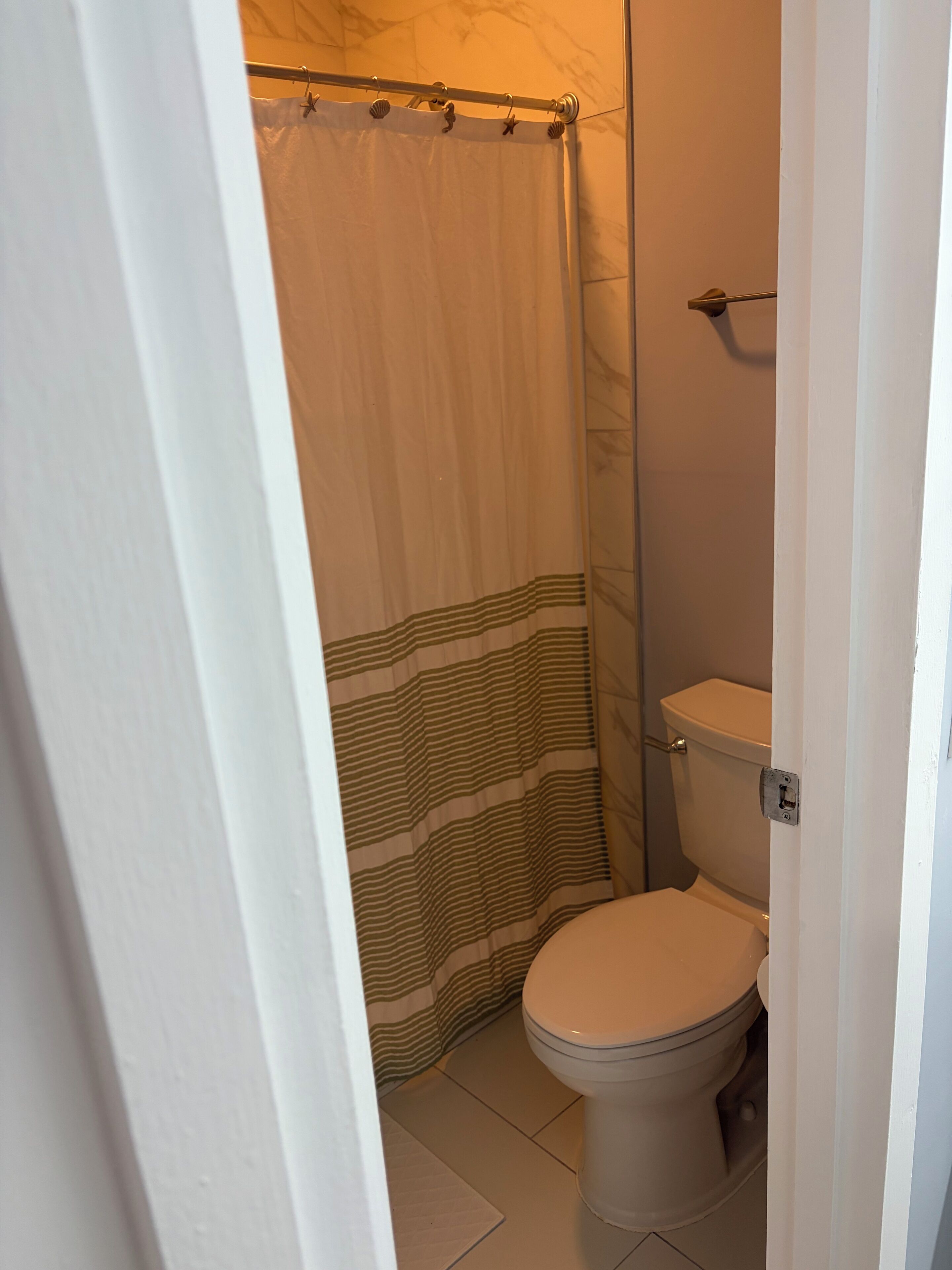 Douche, sèche-cheveux, serviettes fournies, savon