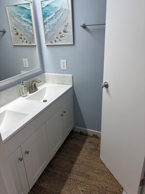 Shower, hair dryer, towels, soap - 2BR 1B condo Amelia island, 2 blocks beach 2 miles downtown 1 mile Fort Clinch (Fernandina Beach)