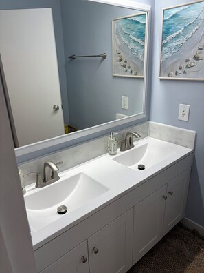 Shower, hair dryer, towels, soap - 2BR 1B condo Amelia island, 2 blocks beach 2 miles downtown 1 mile Fort Clinch (Fernandina Beach)