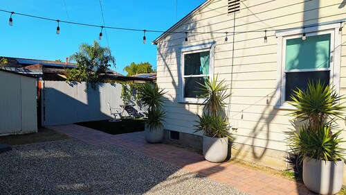 Quaint and Bright, 1-Bedroom Cottage in Central Sunny San Diego