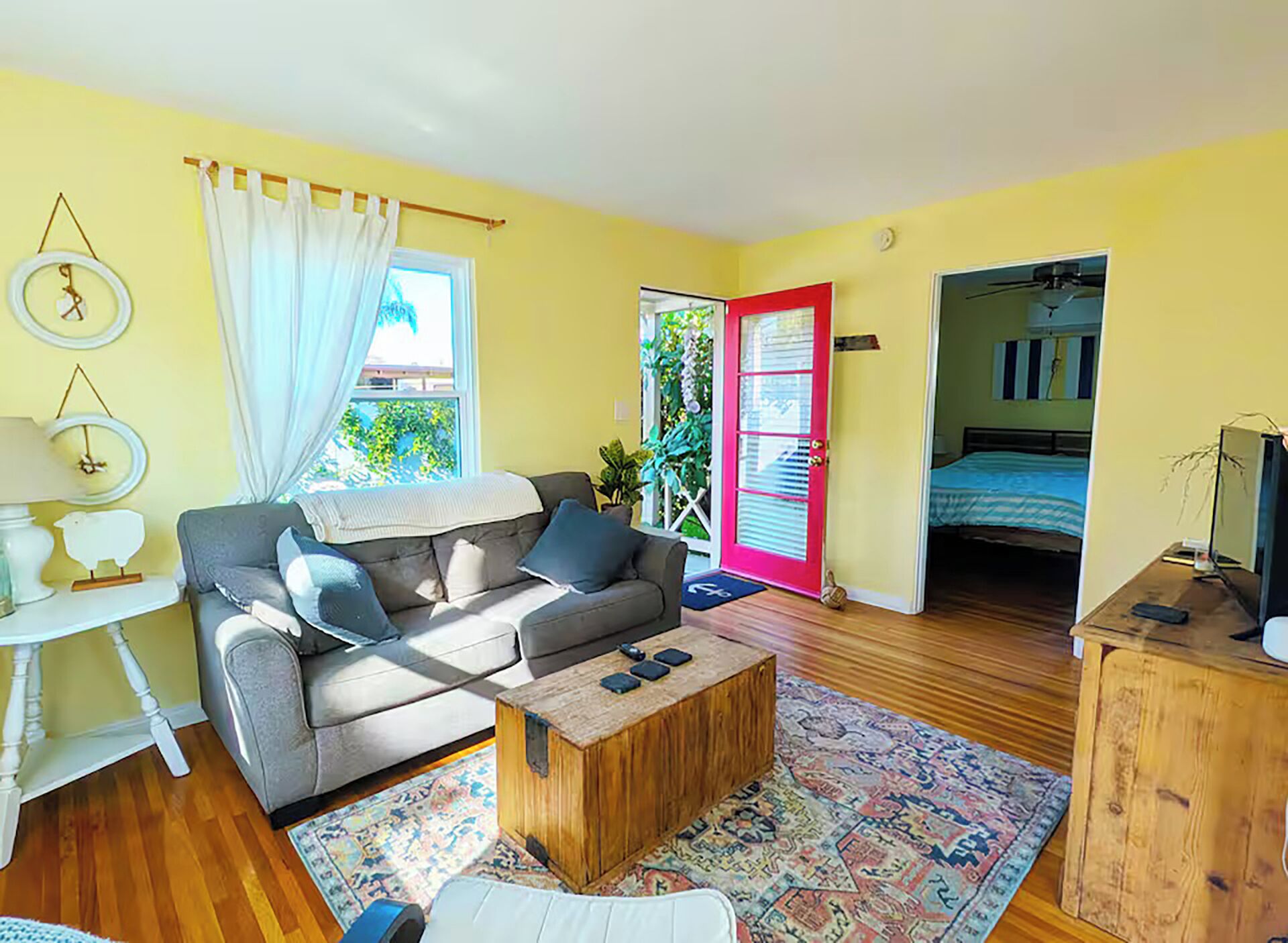 1 habitación, tabla de planchar con plancha, wifi gratis y ropa de cama 