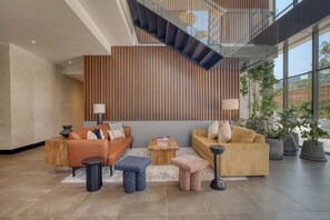 Coin salon dans le hall