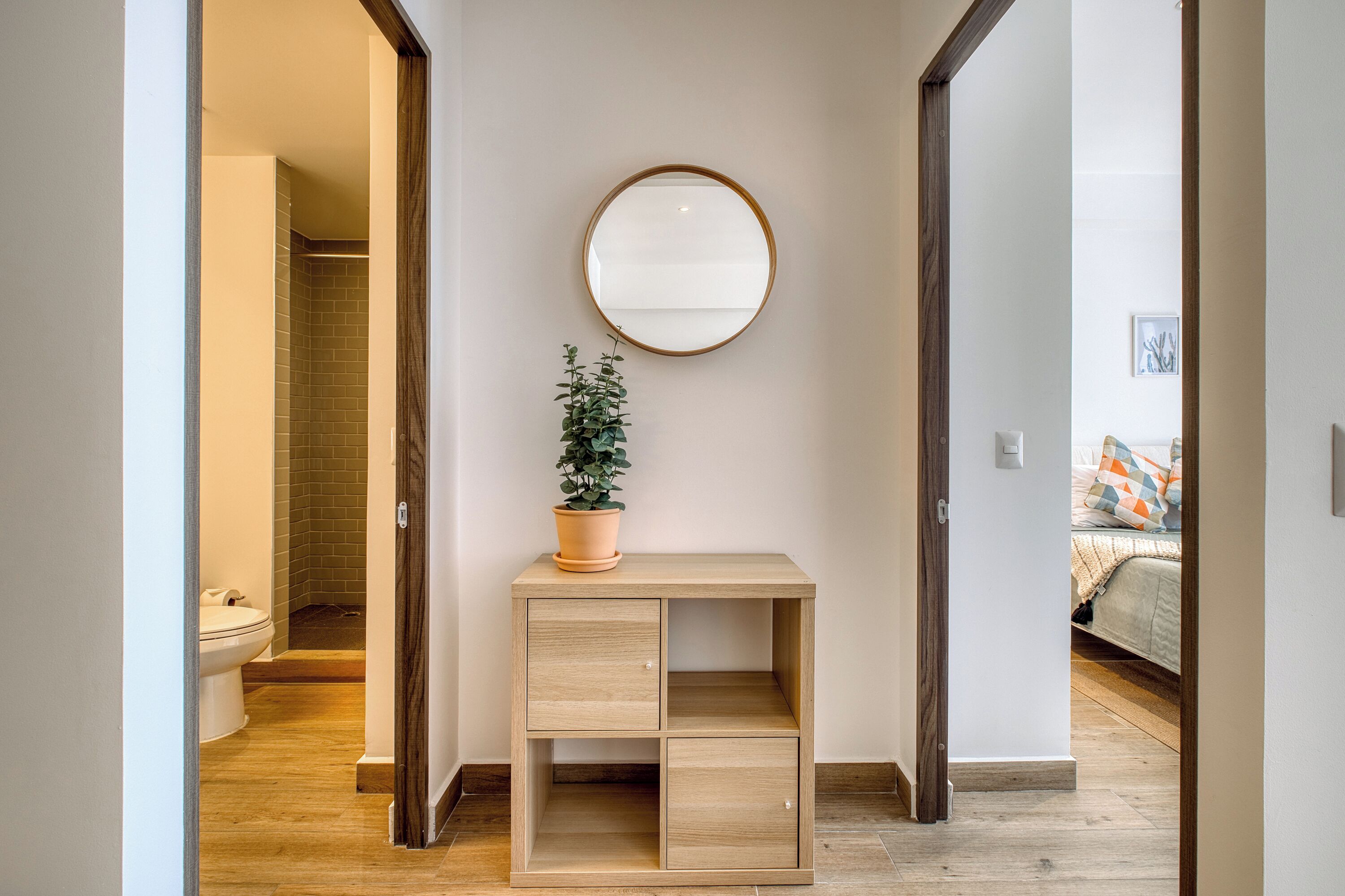 Apartamento superior | Cofres nos quartos, individualmente decorados, cortinas blackout