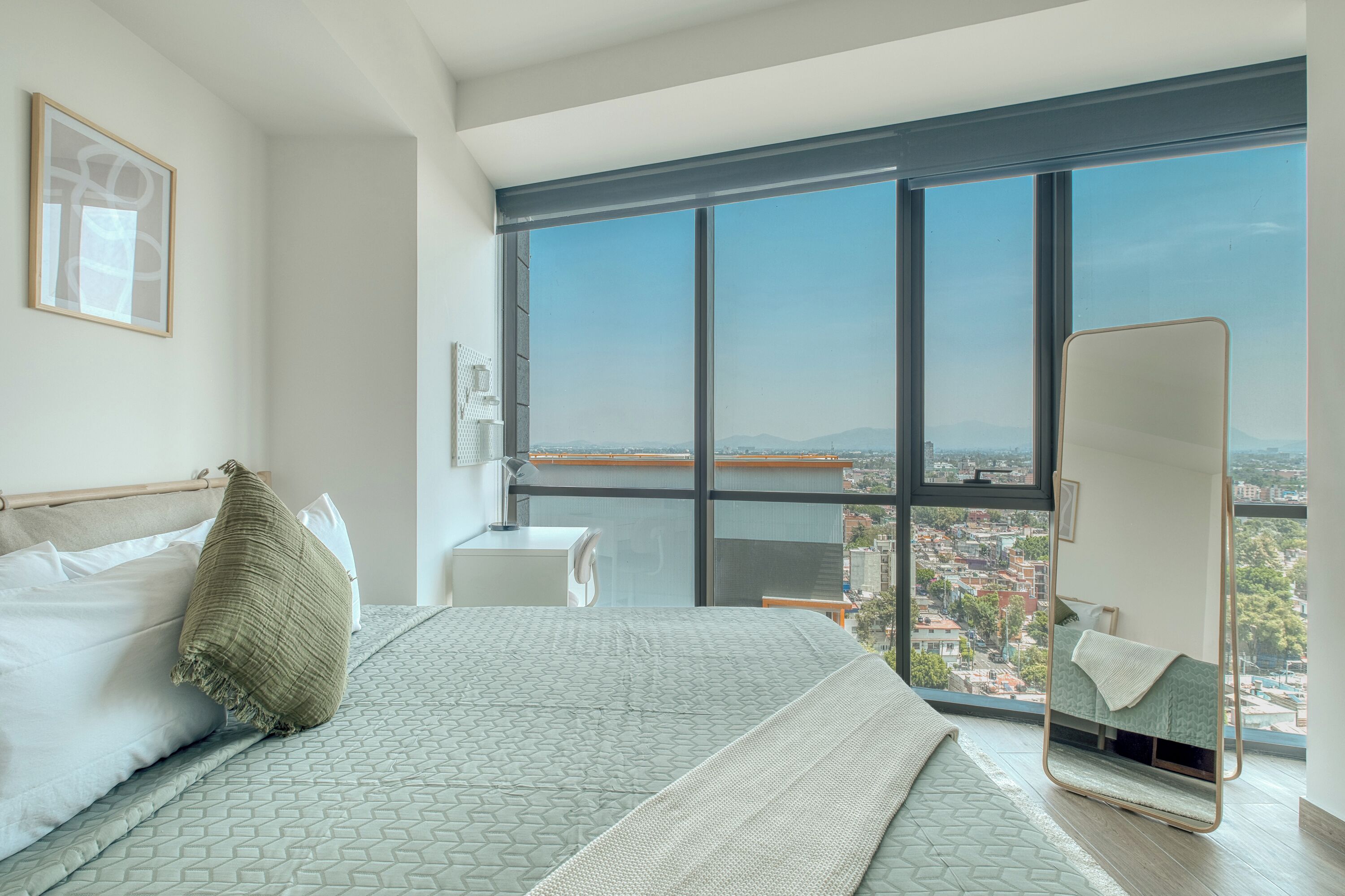 Apartamento família | Cofres nos quartos, individualmente decorados, cortinas blackout