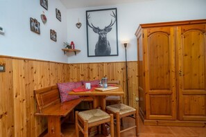 Dining - GuestHost - In Tarvisio, a cozy 35 sqm studio for 2 guests, located on the second floor of a residential building with an elevator (not suitable for disabled persons). Surrounded by greenery, the building offers an open view of the city center, the sport (Tarvisio)