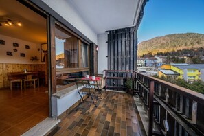 Outdoor dining - GuestHost - In Tarvisio, a cozy 35 sqm studio for 2 guests, located on the second floor of a residential building with an elevator (not suitable for disabled persons). Surrounded by greenery, the building offers an open view of the city center, the sport (Tarvisio)