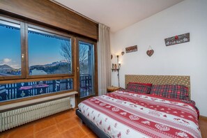 Room - GuestHost - In Tarvisio, a cozy 35 sqm studio for 2 guests, located on the second floor of a residential building with an elevator (not suitable for disabled persons). Surrounded by greenery, the building offers an open view of the city center, the sport (Tarvisio)