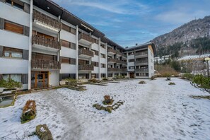 Exterior - GuestHost - In Tarvisio, a cozy 35 sqm studio for 2 guests, located on the second floor of a residential building with an elevator (not suitable for disabled persons). Surrounded by greenery, the building offers an open view of the city center, the sport (Tarvisio)