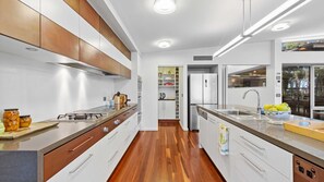 Fridge, microwave, oven, dishwasher - The Villa at Maloneys (Maloneys Beach)