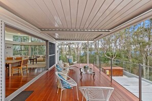 Outdoor dining - The Villa at Maloneys (Maloneys Beach)