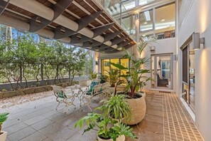 Outdoor dining - The Villa at Maloneys (Maloneys Beach)