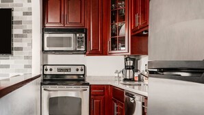 Condo, 1 giường cỡ king và sofa giường, ban công (The Overlook at Interlaken) | Bếp riêng