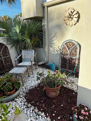 Property grounds - Mid Century styled condo in charming Sarasota (Sarasota)