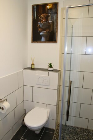 Shower, towels, soap, toilet paper - Vacation apartment Am Sieler (Südbrookmerland)
