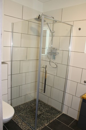 Dusche, Handtücher, Seife, Toilettenpapier. Ferienwohnung Am Sieler