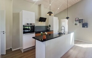 Fridge, oven, stovetop, dishwasher - Stunning home in Løkken with sauna (Løkken)