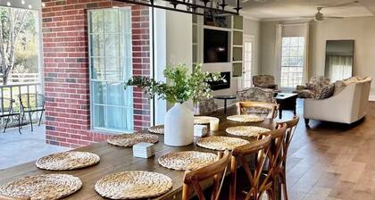 Beautiful Private 30 Acre Nature Retreat/Pool
Ideal for family/groups sleeps 16