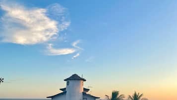 Na praia, areia branca, massagens na praia, prática de ioga na praia