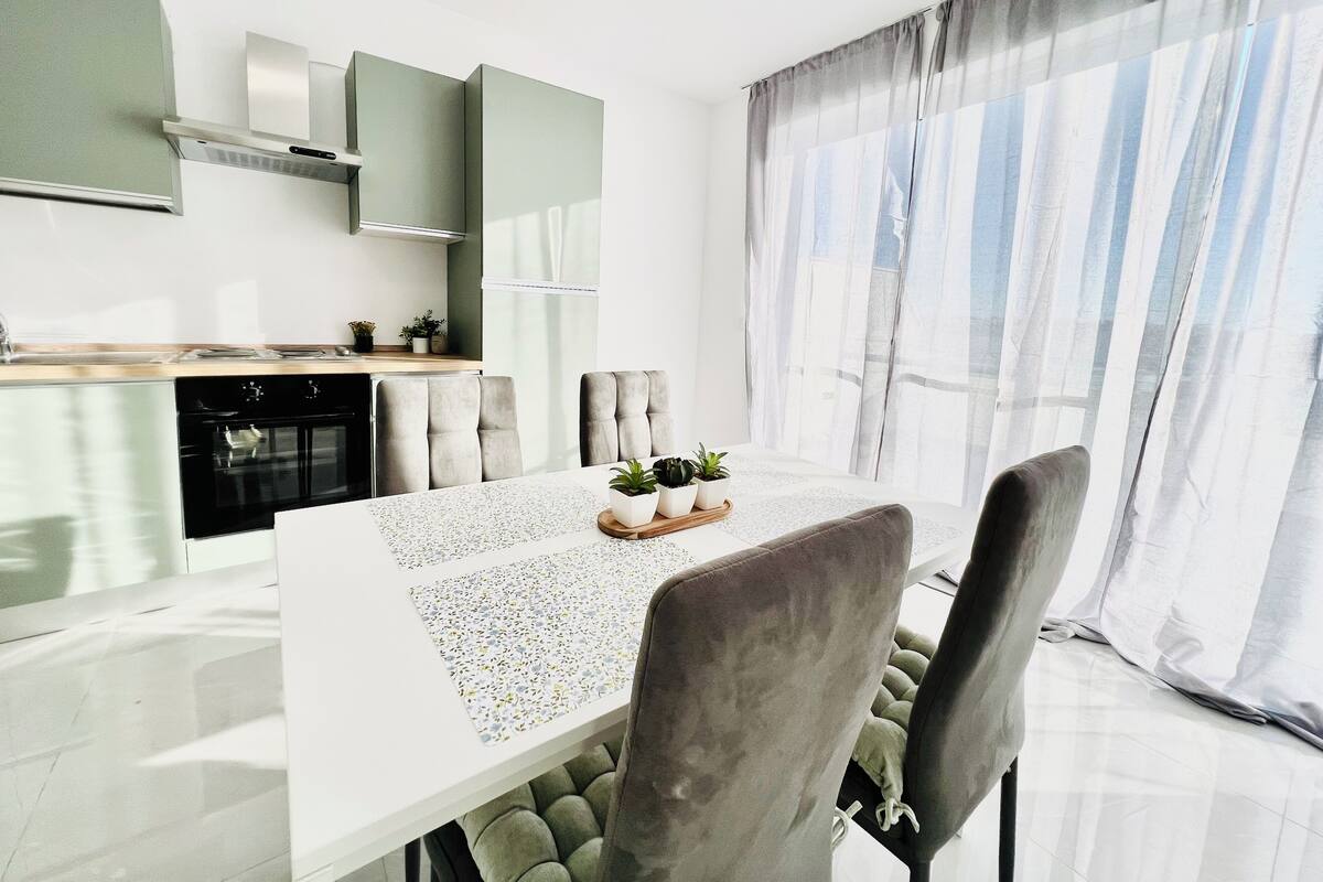 Exclusive-Studio, Stadtblick | Eigene Küche | Großer Kühlschrank, Ofen, Herdplatte, Kochgeschirr/Geschirr/Besteck