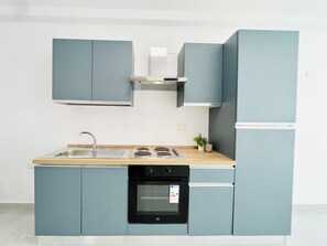 Estudio romántico, vistas a la ciudad | Cocina privada | Frigorífico grande, horno, placa de cocina y utensilios de cocina