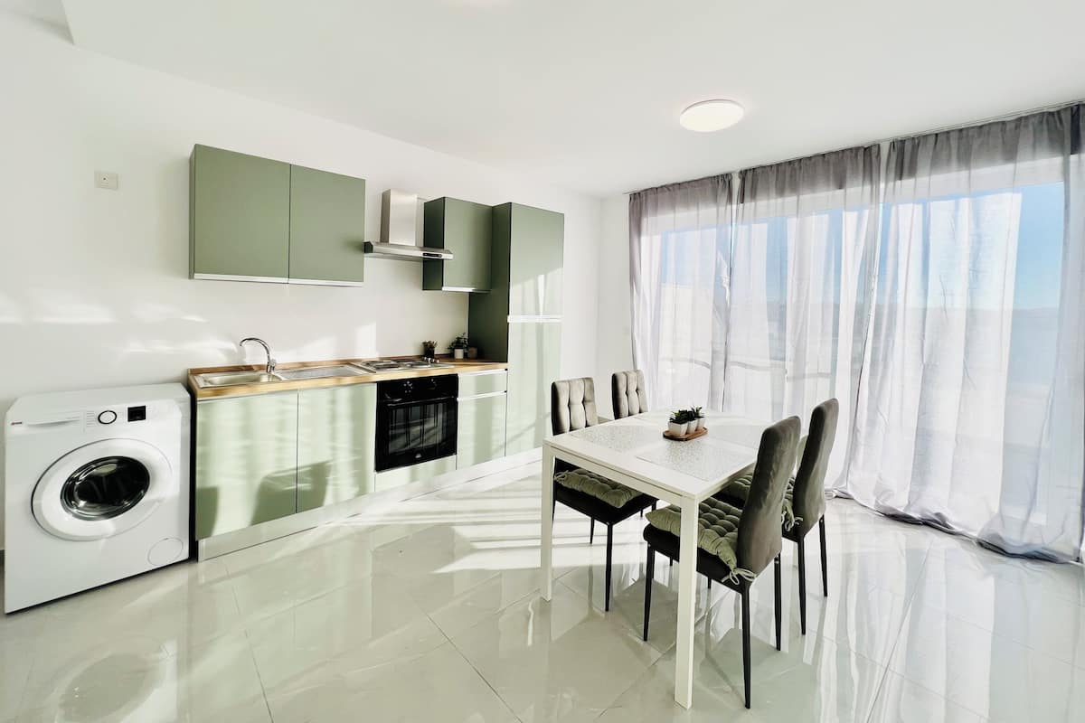 Premium Apartment, City View | Private kitchen | Full-size fridge, oven, stovetop, cookware/dishes/utensils