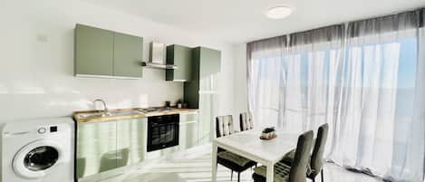 Premium Apartment, City View | Dapur peribadi | Peti sejuk/penyejuk beku saiz penuh, ketuhar, dapur