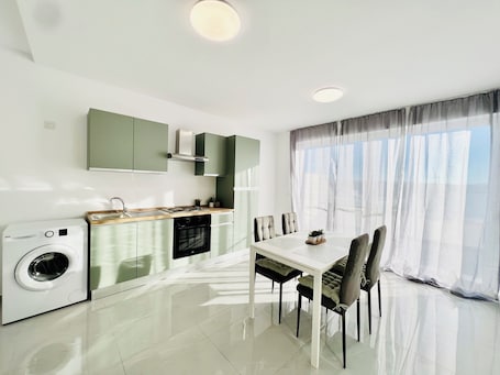Refrigerador con freezer, horno, placa de cocina, utensilios de cocina. Sunshine Suites