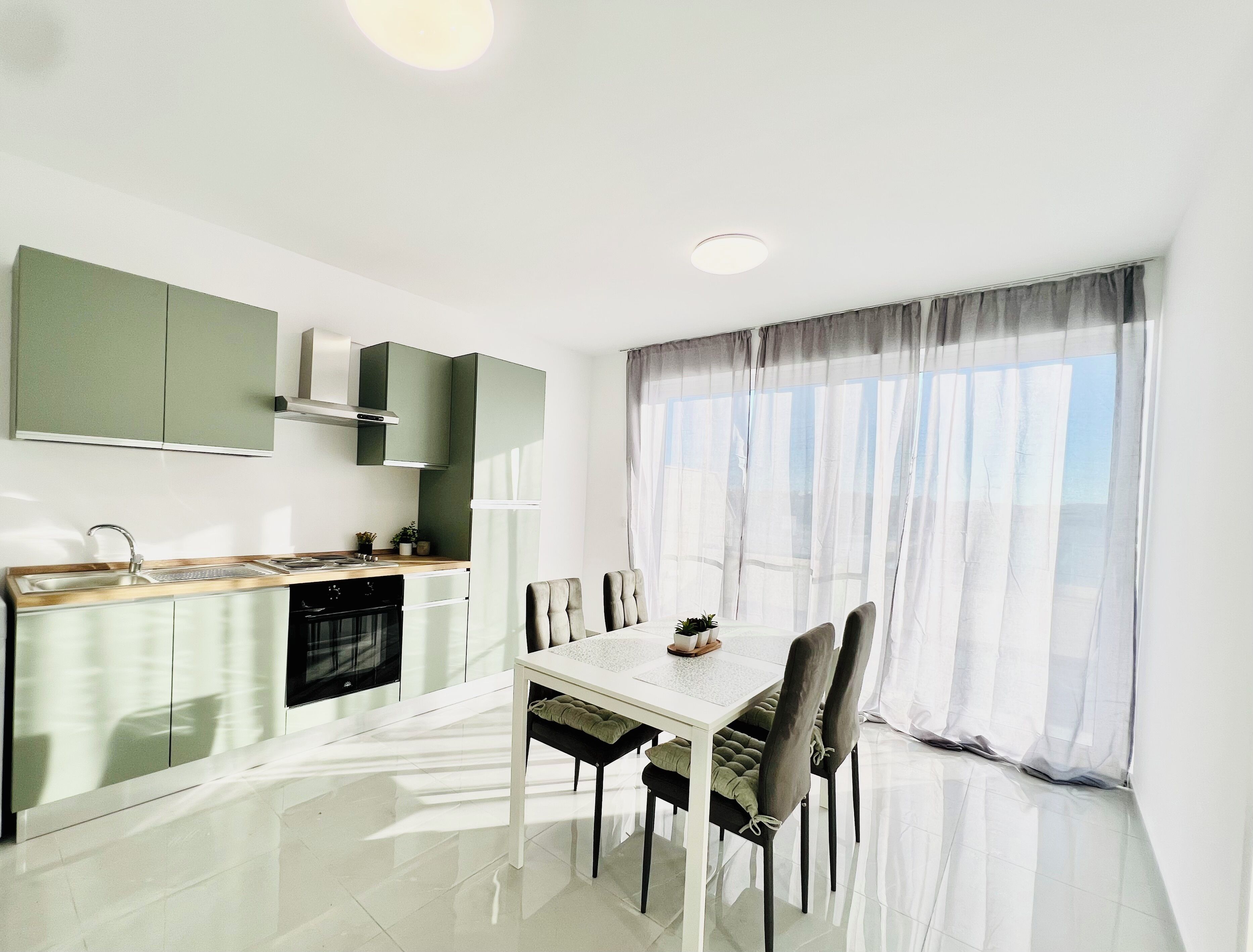 Deluxe-Apartment, Stadtblick | Eigene Küche | Großer Kühlschrank, Ofen, Herdplatte, Kochgeschirr/Geschirr/Besteck