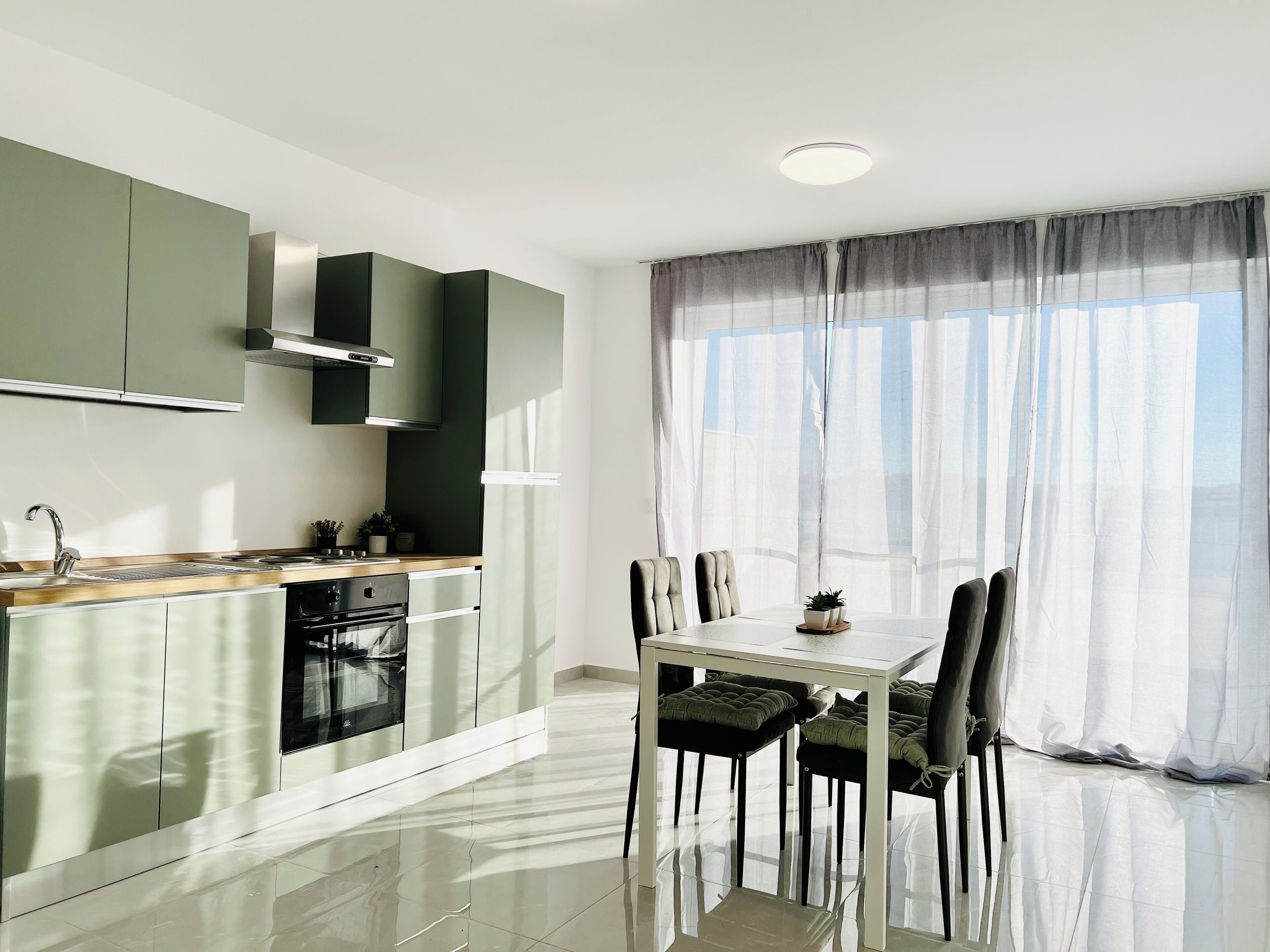 Estudi exclusiu, vistes a la ciutat | Cuina privada | Frigorífic gran, forn i placa de cuina 