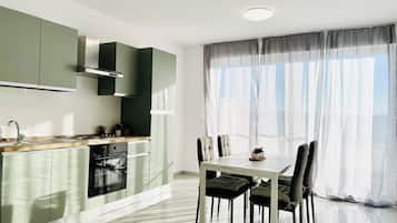 Estudi exclusiu, vistes a la ciutat | Cuina privada | Frigorífic gran, forn i placa de cuina