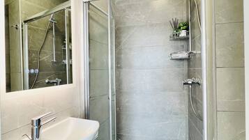 Deluxe Apartment, City View | Bathroom