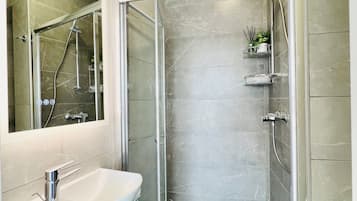 Departamento Premium, vista a la ciudad | Baño | Regadera, amenidades de baño gratuitas, toallas, jabón
