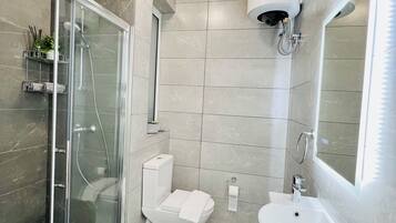 シティ スタジオ シティビュー | バスルーム | シャワー、バスアメニティ (無料)、タオル、石鹸