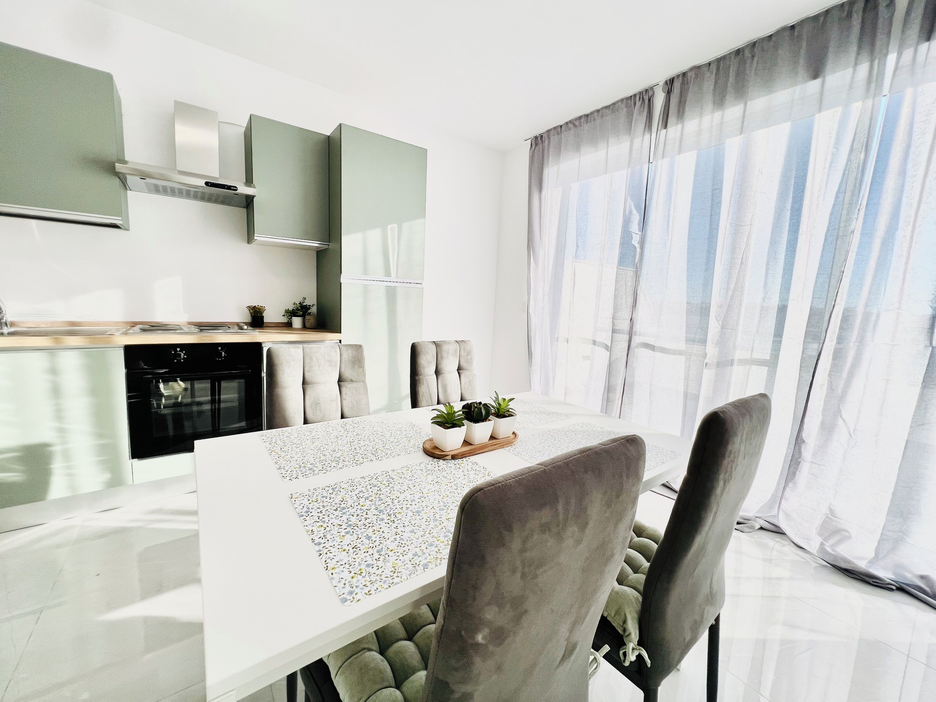 Deluxe-Apartment, Stadtblick | Eigene Küche | Großer Kühlschrank, Ofen, Herdplatte, Kochgeschirr/Geschirr/Besteck