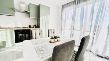 Deluxe-Apartment, Stadtblick | Eigene Küche | Großer Kühlschrank, Ofen, Herdplatte, Kochgeschirr/Geschirr/Besteck