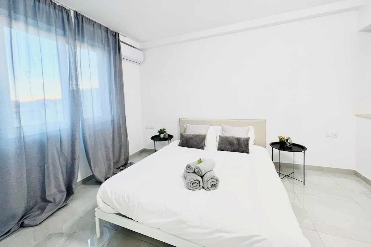 City Studio, City View | Iron/ironing board, cribs (surcharge), WiFi (free), bed sheets