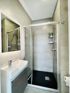 Exclusive Studio, City View | Bathroom