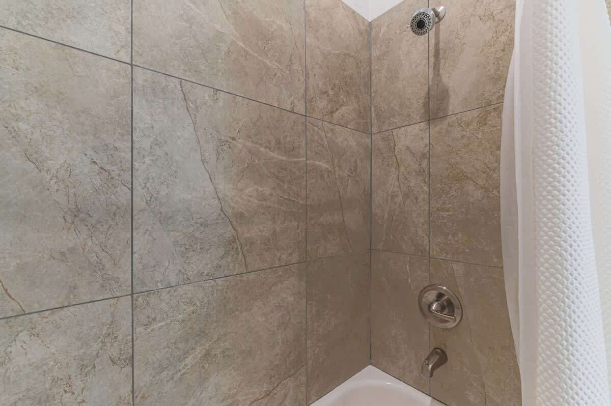 Een douche, een haardroger, handdoeken, shampoo