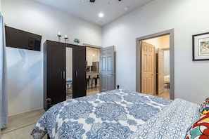 4 bedrooms, iron/ironing board, travel cot, WiFi - Bright 4BR Summer Home | Near UofA & Shows (Tucson)