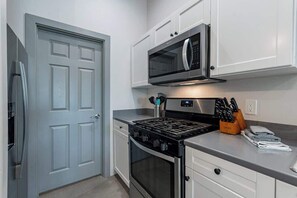 Kylskåp, mikrovågsugn, ugn och spishäll