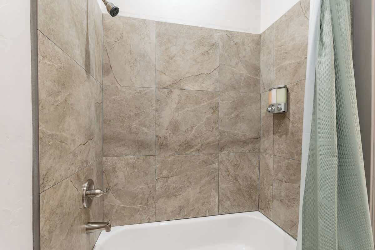 Dusche, Haartrockner, Handtücher, Shampoo