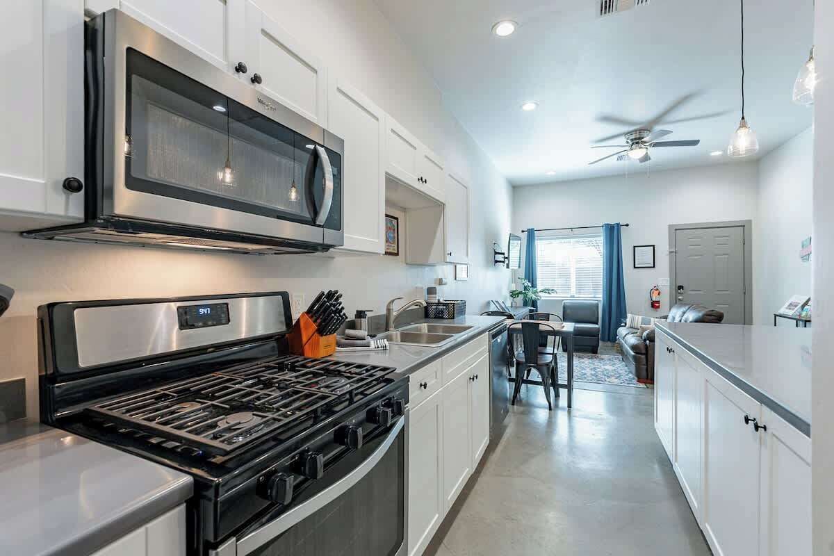 Kylskåp, mikrovågsugn, ugn och spishäll