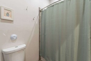 Een douche, een haardroger, handdoeken, shampoo