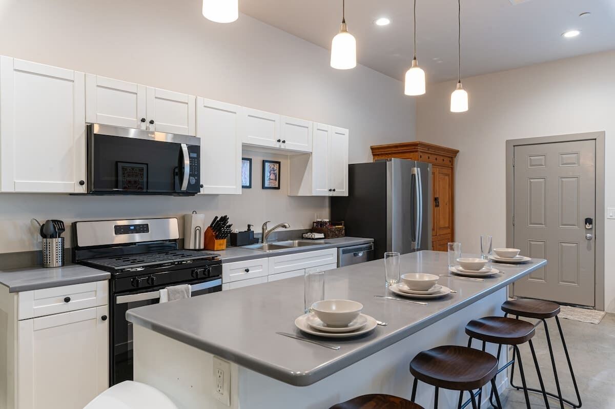 Réfrigérateur, micro-ondes, four, plaque de cuisson