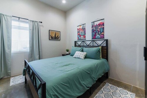 UofA & Gem Show Base | 4BR Modern Duplex Home